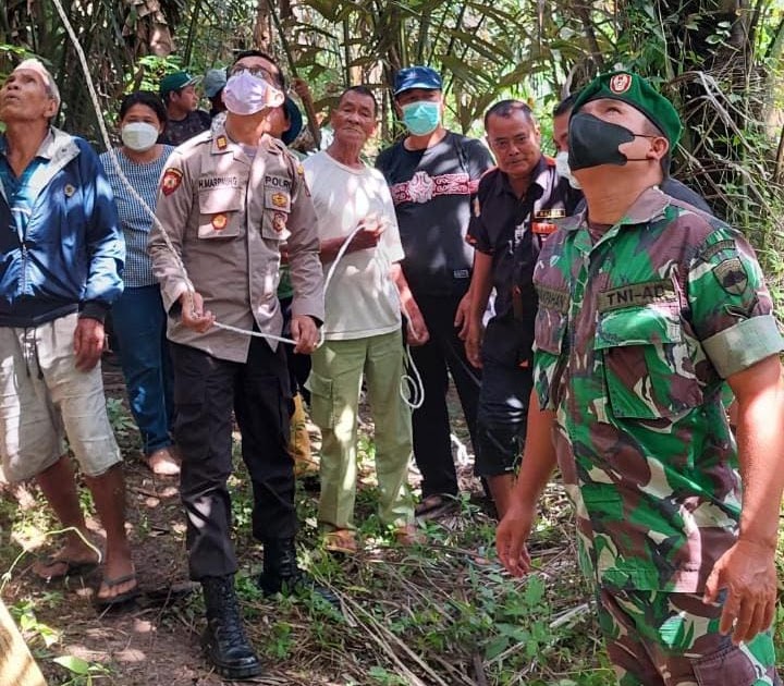 Aksi Nekat Bapak-Bapak Ketahuan Mencuri Meja di Warung Bakso