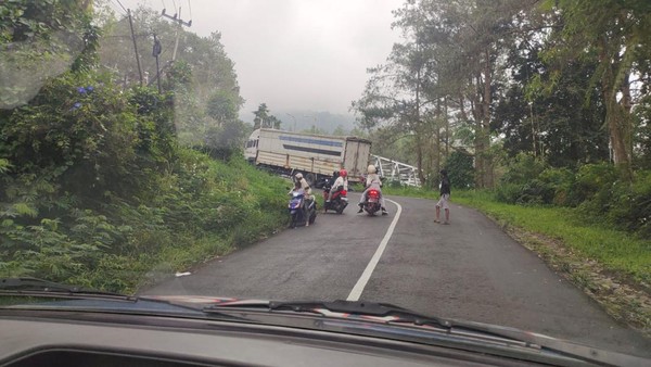 Truk Tronton Muat Meubel Hampir Masuk Ke Jurang